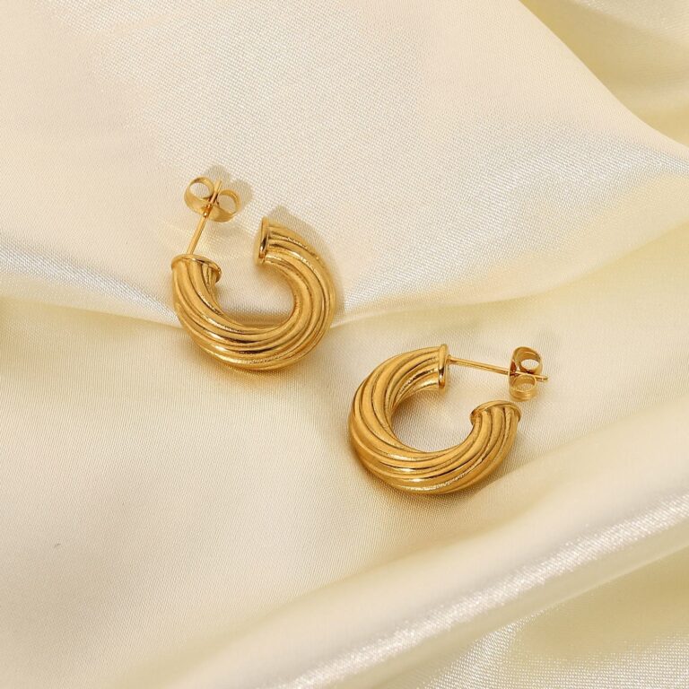 twisted cc hoop earrings – 18k gold plated