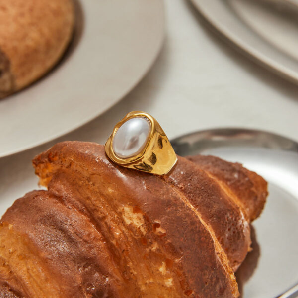 acrylic pearl hammered ring – elegant