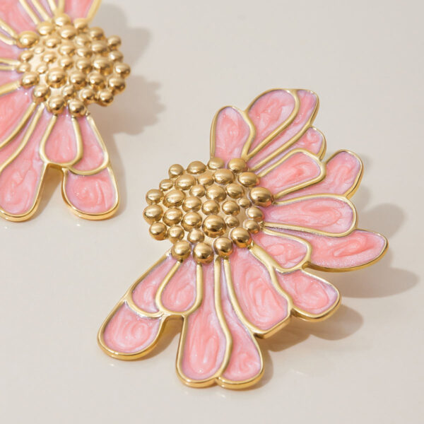 pink & white daisy stud earrings